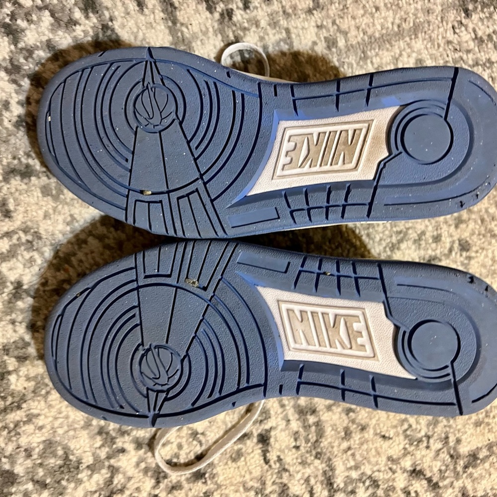 Nike White and Blue Low-Top Sneakers - Picture 4 of 5